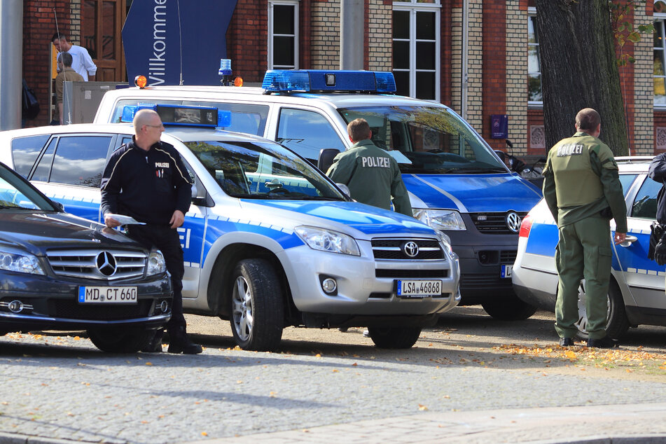 Große Aufregung am Stendaler Hauptbahnhof: Aggressives Paar würgt Mutter und greift Polizisten an
