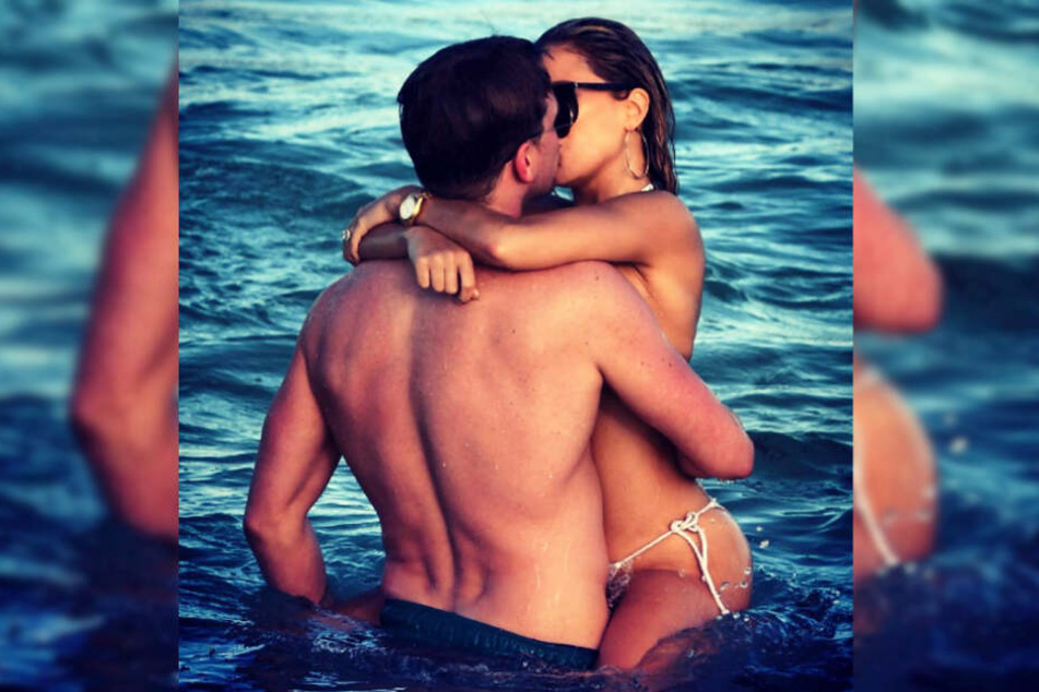 Sylvie Meis und Bart Willemsen knutschen im Wasser.