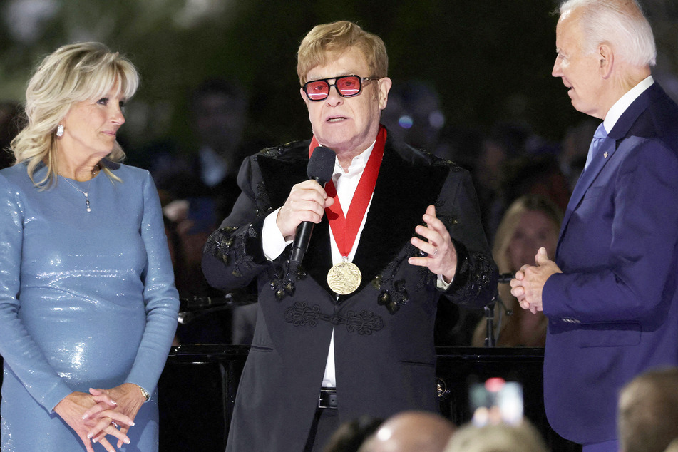 Elton John (75, M.) bekam von Joe Biden (79, r.) und seiner Frau Jill (71) die National Humanities Medal verliehen.