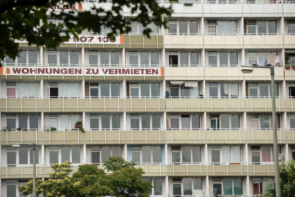 Der 20 Jahre alte Mann soll ebenfalls in dem Block wohnen. (Symbolbild)