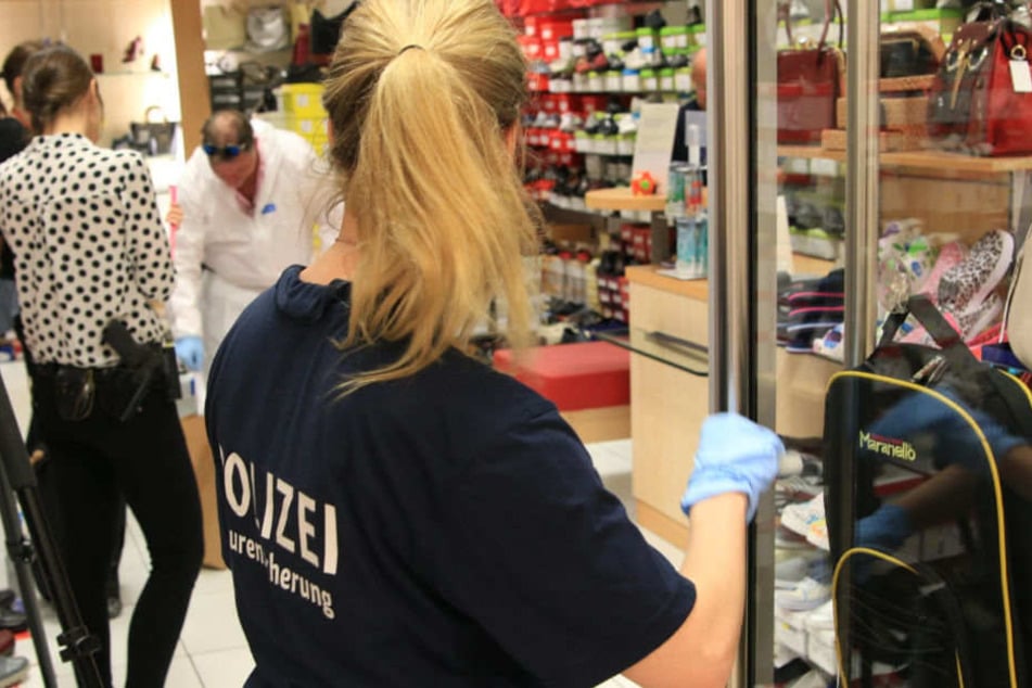 Ein Vater (75) hat in einem Neuköllner Einkaufszentrum auf seine Tochter eingestochen. Polizisten sicherten Spuren.