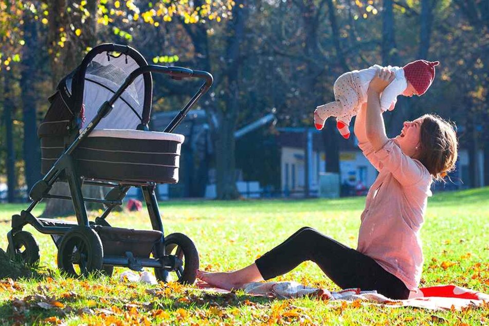 Isabell Kimme (23) lässt ihre Tochter Ida (drei Monate) durch die warme Luft 
fliegen.