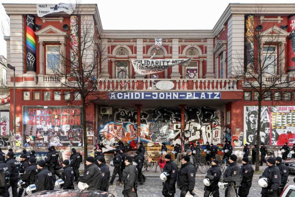 Die Polizei zieht vor dem Kulturzentrum Rote Flora auf.