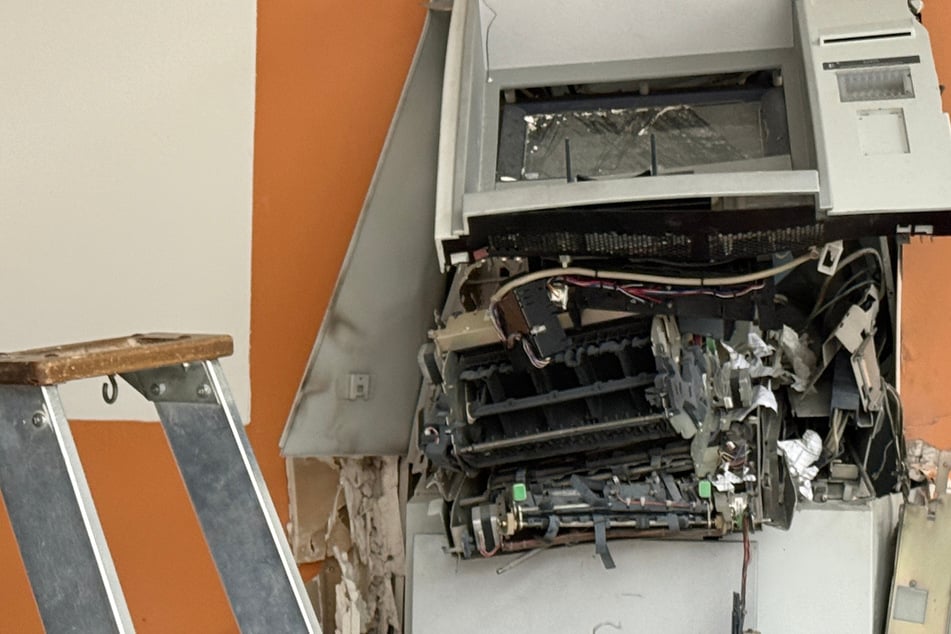 Sparkassenautomat gesprengt: Polizei schnappt vier Verdächtige nach Flucht