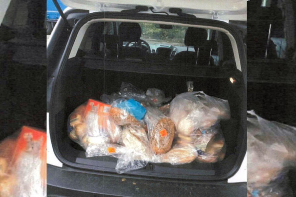 Die Frau transportiert immer wieder Lebensmittel in den Wald.