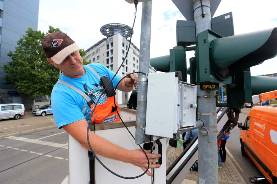 Thomas Penndorf (46) von der Firma Swarco baute den Schaltkasten mit dem
Handy-Sensor an die Ampel.