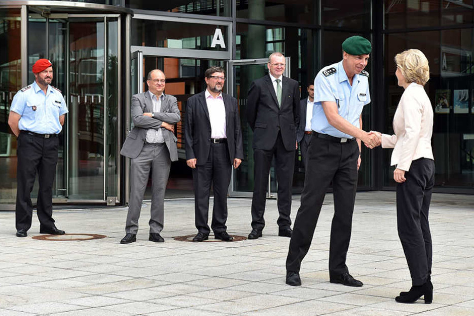 Oberst Jochen Schnelder (58), Vize-Kommandeur der Schule, begrüßt die Chefin.