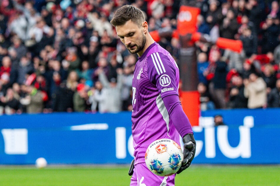 Nach exakt 539 Tagen feierte Sven Ulreich (37) sein Startelf-Comeback im Bayern-Tor, musste jedoch schon früh den Ball aus dem Netz holen.