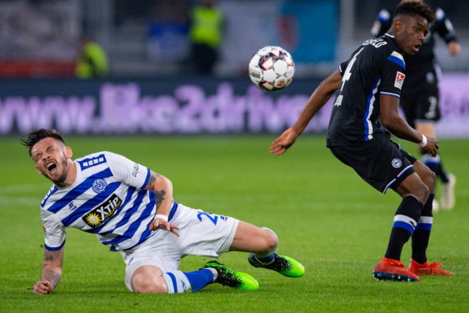 Borys Tashchy sinkt nach einem Foul von seinem Gegenspieler zu Boden.