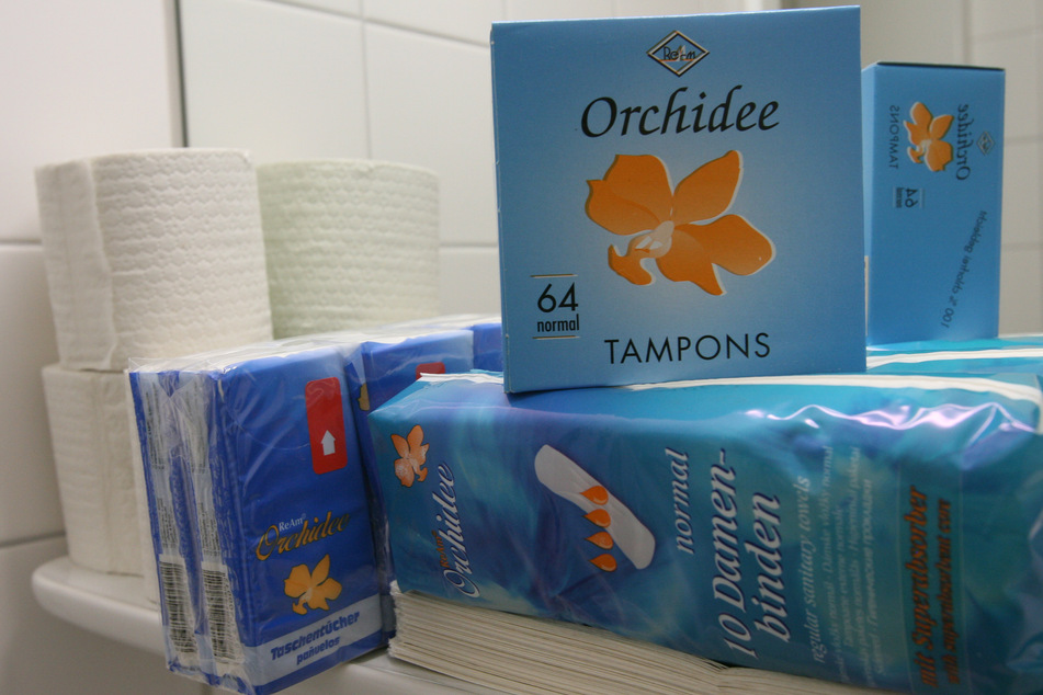 Tampons und Damenbinden sollen in Hamburg-Wandsbek künftig kostenfrei in öffentlichen Gebäuden ausliegen. (Symbolbild)