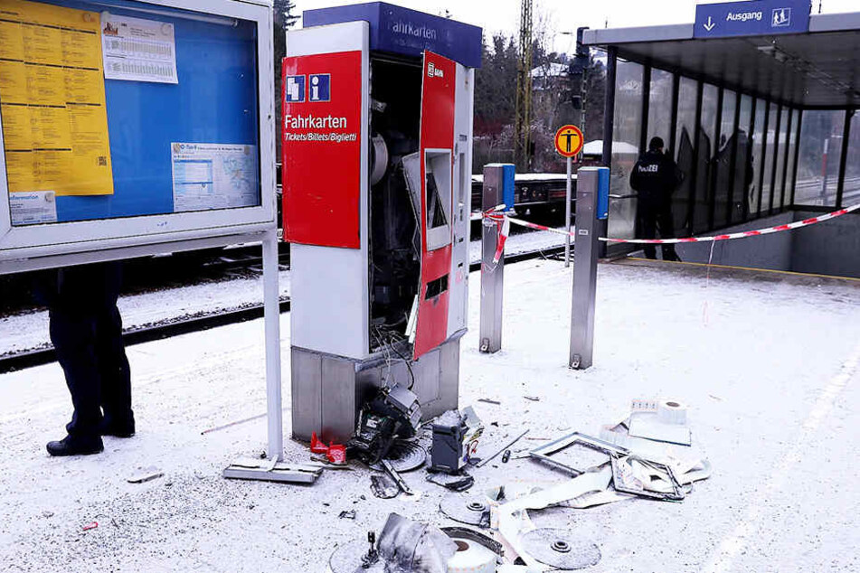 Der Automat an der S-Bahn-Haltestelle in Cossebaude wurde vollständig zerstört.