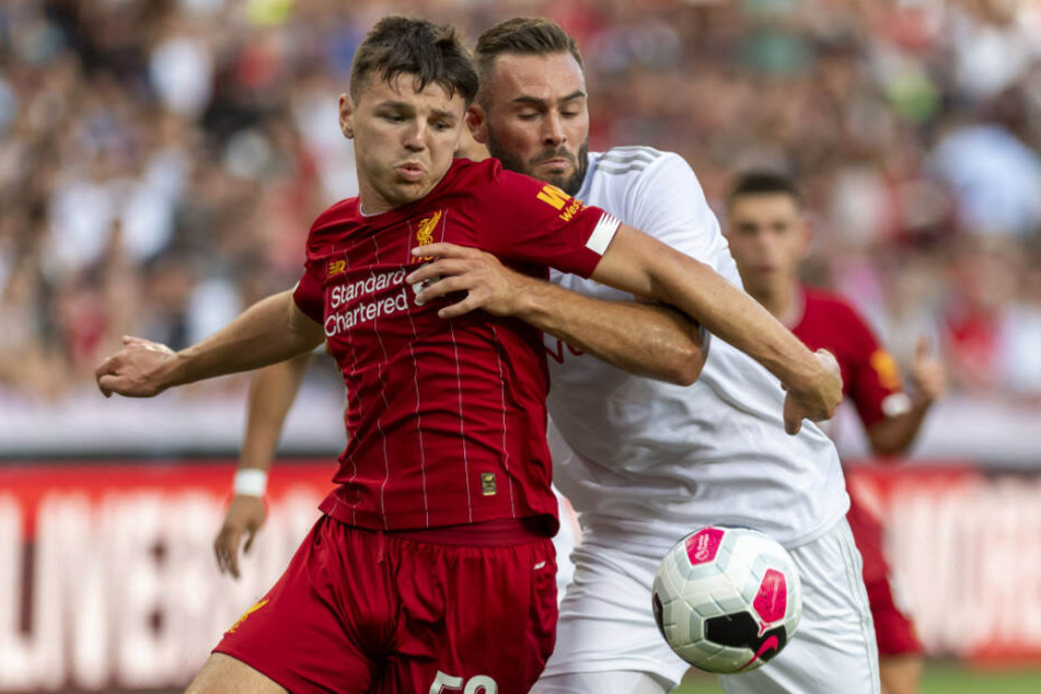 Liverpools Bobby Duncan (l.) kämpft mit Lyons Lucas Tousart um den Ball.