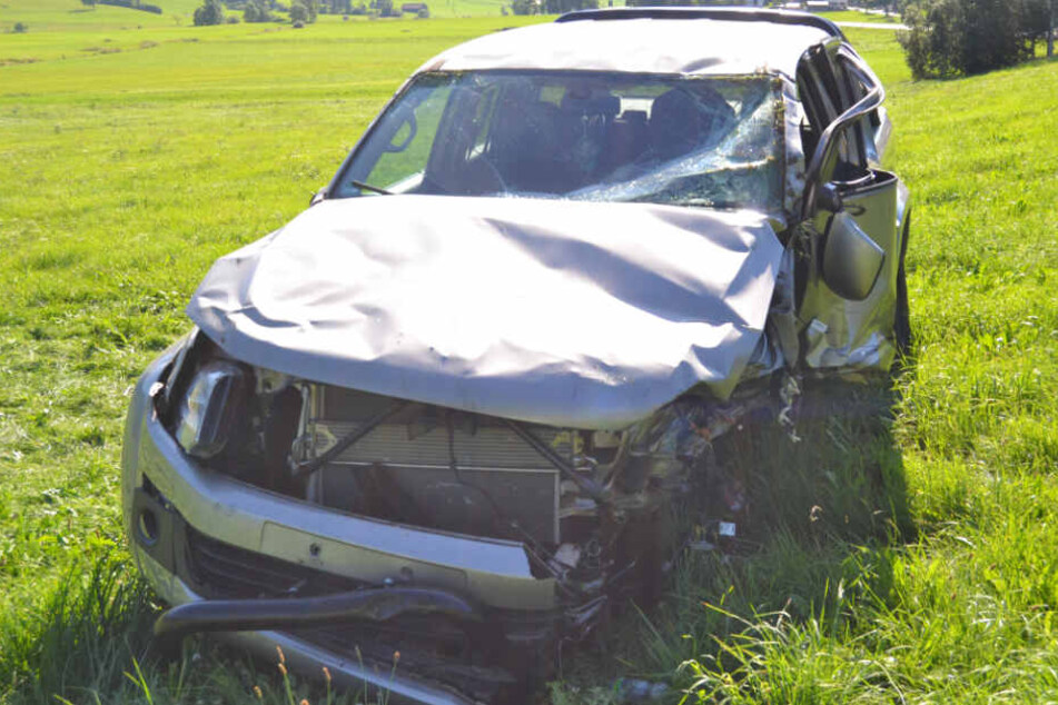 Ein Pickup hat sich im Zuge des schweren Unfalls auf der B308 überschlagen.
