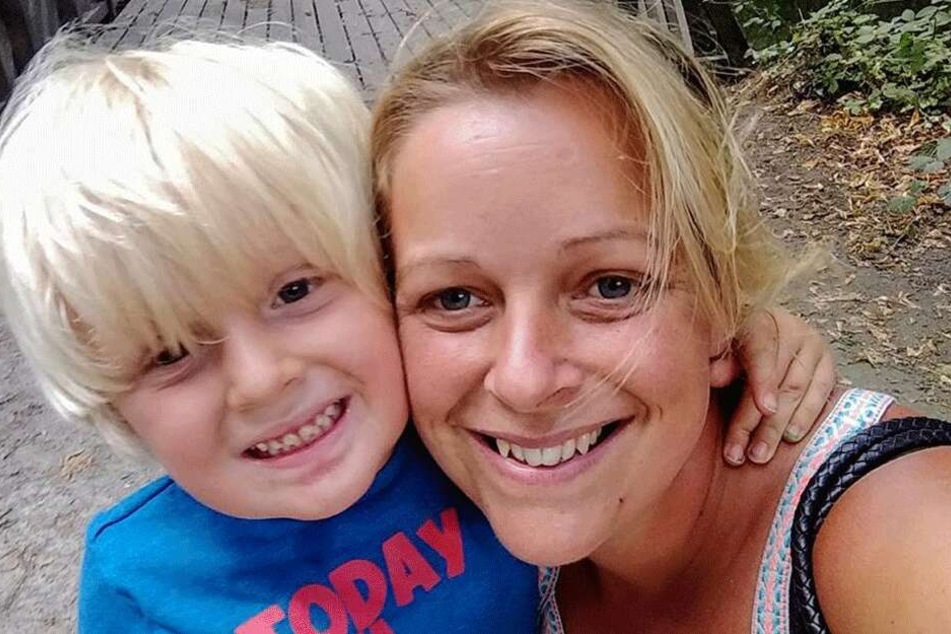 Vicky Page (36) mit ihrem Sohn Noah auf einem Facebook-Selfie.