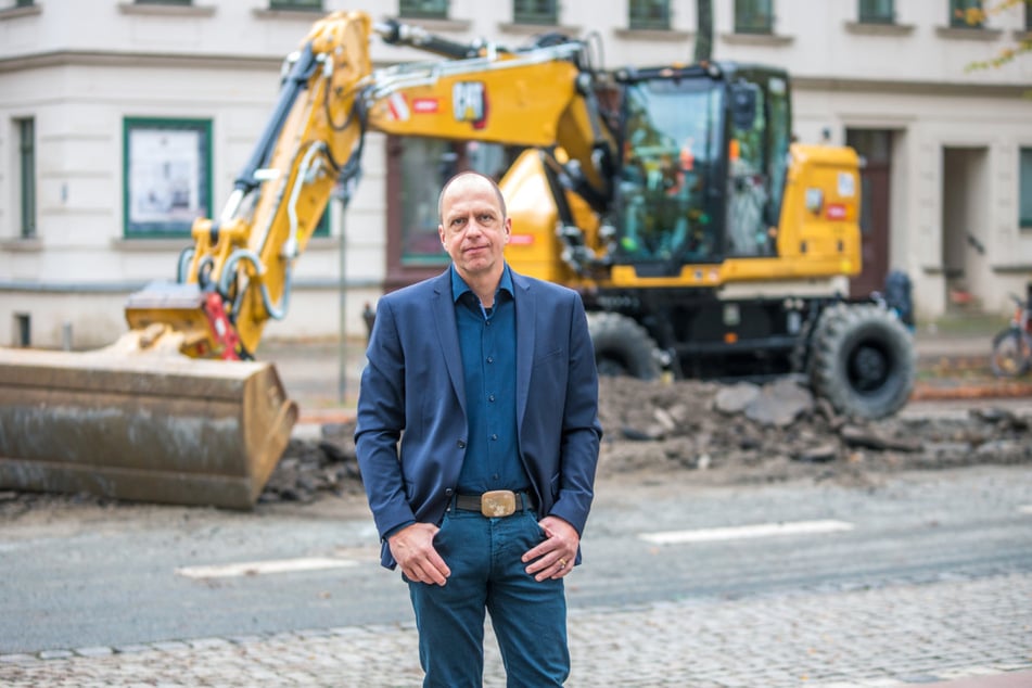Jörg Wildermuth, Vorsitzender des Bürgervereins Waldstraßenviertel, vor der Baustelle, die seit Montag zumindest einen Teil seines Viertels in zwei Hälften teilt.
