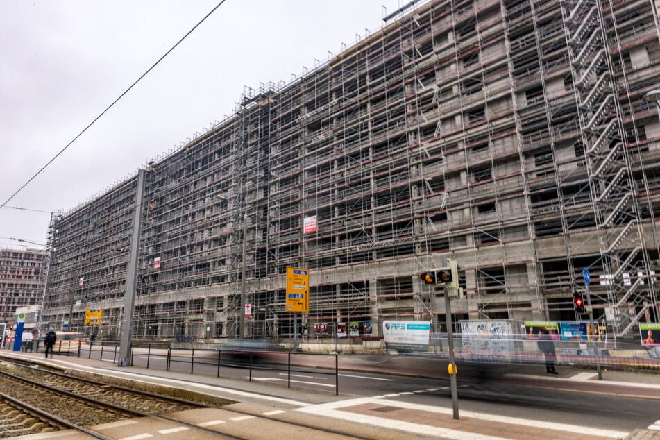 Es tut sich was am alten Technischen Rathaus: Leipzigs Stadtverwaltung gab am Dienstag bekannt, die Bauruine kaufen und auf dem Gelände ein neues Verwaltungszentrum bauen zu wollen.