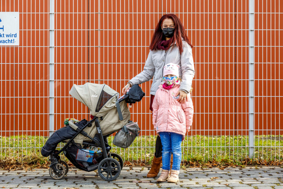 Aileen Twupack (23) will sich von Profis testen lassen, hat Töchterchen Alessia (5) mitgebracht.