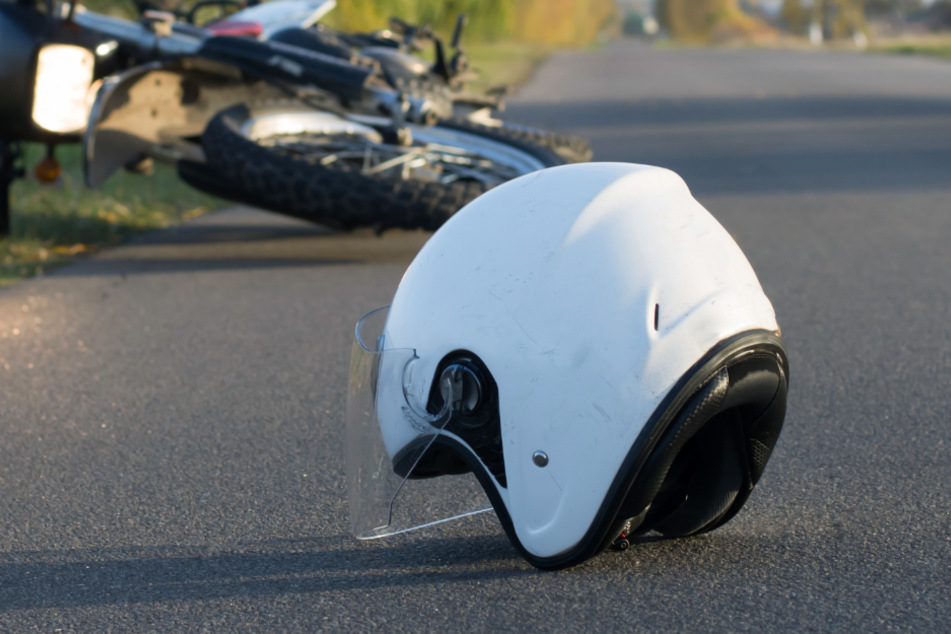 Der Motorradfahrer wurde bei dem Unfall schwer verletzt. (Symbolbild)