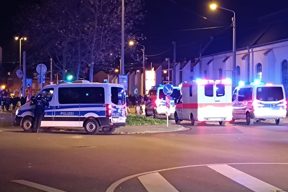 Die Polizei ist mit einem Großaufgebot vor Ort.