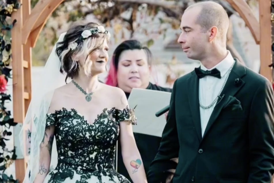 Jennifer Turpin feierte ihre Traumhochzeit in einem einzigartigen Gothic-Stil, ganz in Schwarz und Weiß.