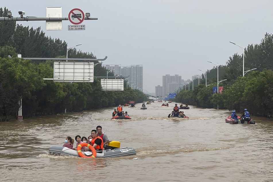 Einwohner werden mit Schlauchbooten durch das Hochwasser in Zhuozhou in der nordchinesischen Provinz Hebei, südlich von Peking, evakuiert. Die chinesische Hauptstadt Peking hat in den vergangenen Tagen die stärksten Regenfälle seit Beginn der Aufzeichnungen vor 140 Jahren erlebt.