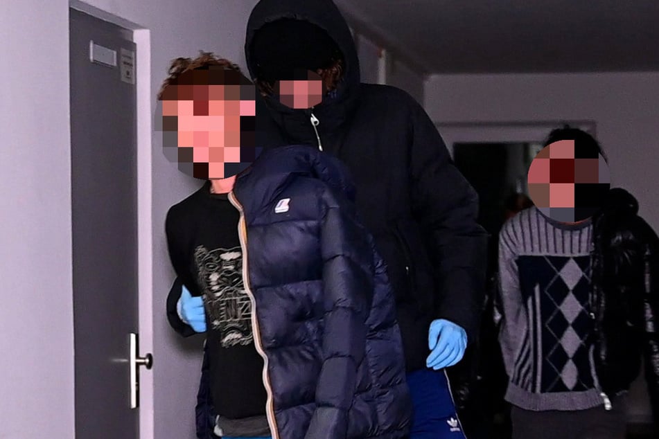 Die Polizei nahm zwei mutmaßliche Drogen-Dealer vorübergehend fest.