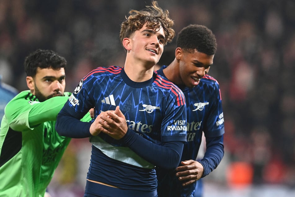 ¿Timidez juvenil? Después de su debut exitoso en la élite, Dowman (M.) debe ser resaltado por sus compañeros de equipo.