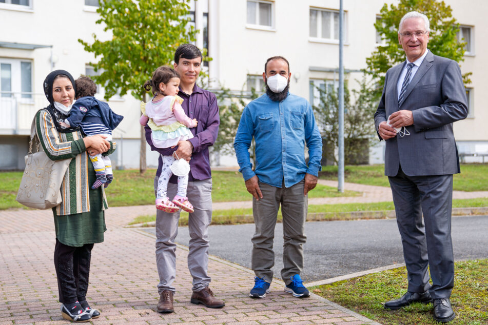 Unter den Geretteten sind viele Familien mit Kindern: Bei den 98 evakuierten Personen handelt es sich um 21 Familien und sieben Einzelpersonen.