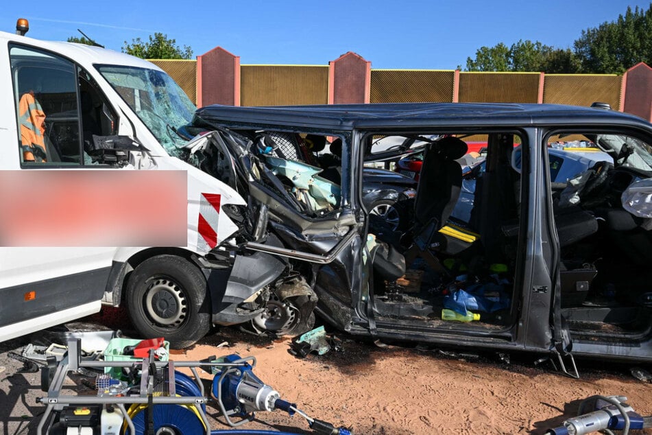 Vier zivile Polizisten im Kleinbus wurden schwer verletzt.
