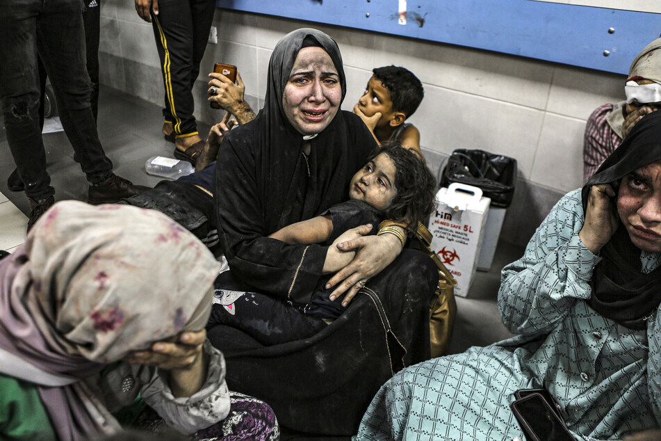 Im Gazastreifen sollen nach Angaben des dortigen Gesundheitsministeriums bei einem israelischen Luftangriff Hunderte Menschen getötet und verletzt worden sein.