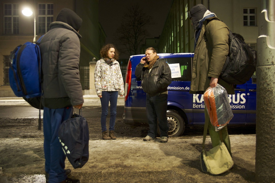 Viele Städte, hier das Beispiel Berlin, setzen auf einen Kältebus zur Versorgung ihrer Obdachlosen. Das Chemnitzer Team schlägt nun Alarm, weil es kein Geld mehr hat.