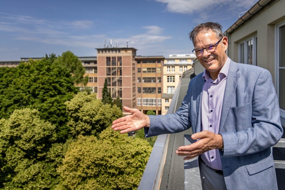 Theater-Generalintendant Christoph Dittrich (59) zeigt vom Verwaltungs-Balkon im Spinnbau die Neubau-Fläche.