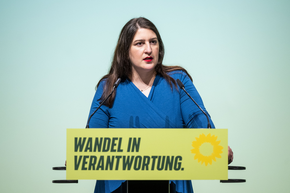 NRW-Landesparteichefin Yazgülü Zeybek (37) will mit den Grünen ein Konzept gegen den Fachkräftemangel beschließen.