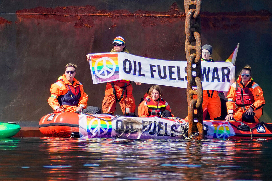 Greenpeace protesters block Russian oil tanker with a daring and risky move