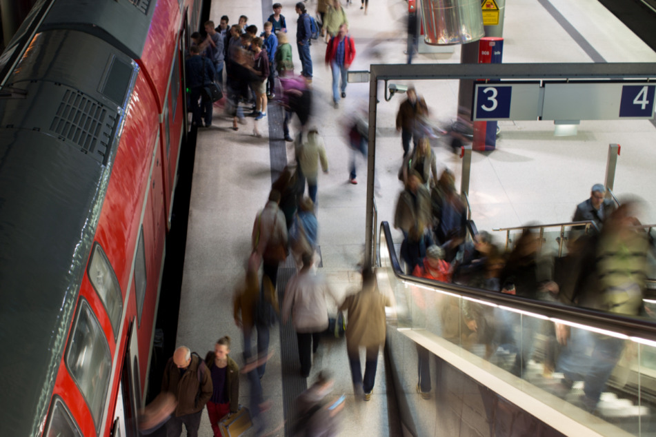 : Pendler verlassen im Bahnhof Potsdamer Platz eine Regionalbahn. (Archivbild)