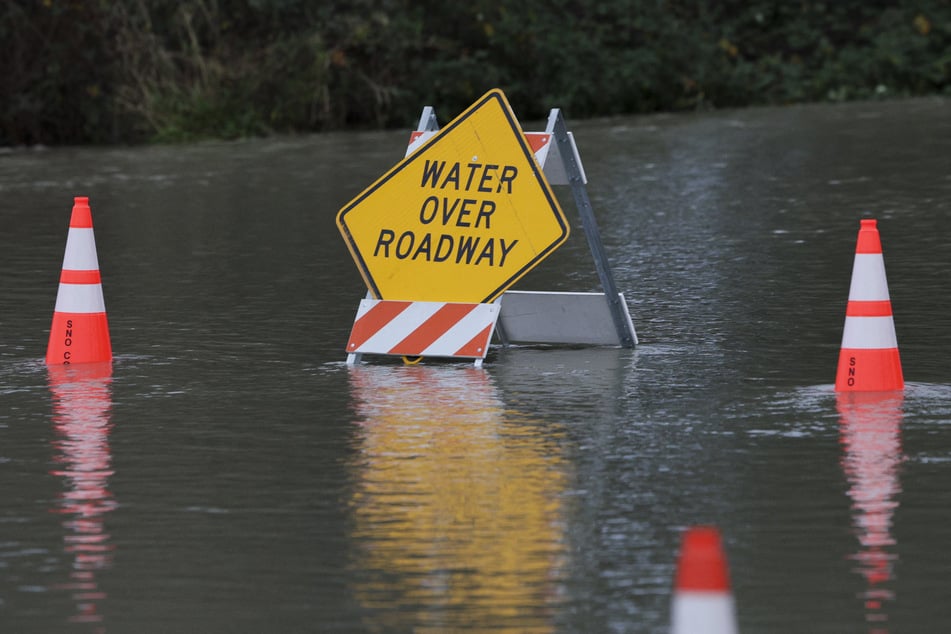 Levee break near Seattle prompts urgent evacuation order