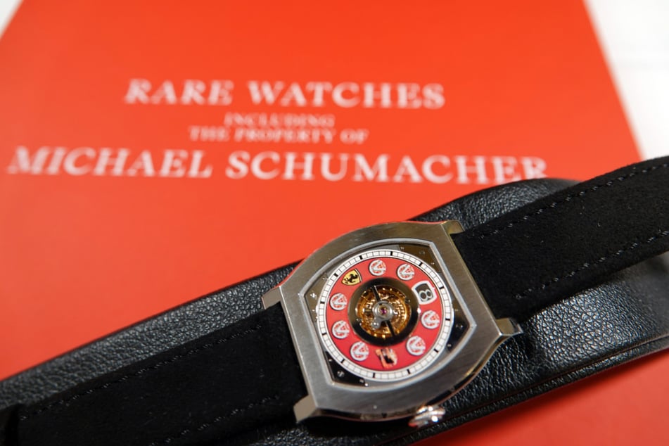 Eine Uhr aus dem Besitz von Michael Schumacher auf dem Verkaufskatalog des Auktionshauses Christie's.