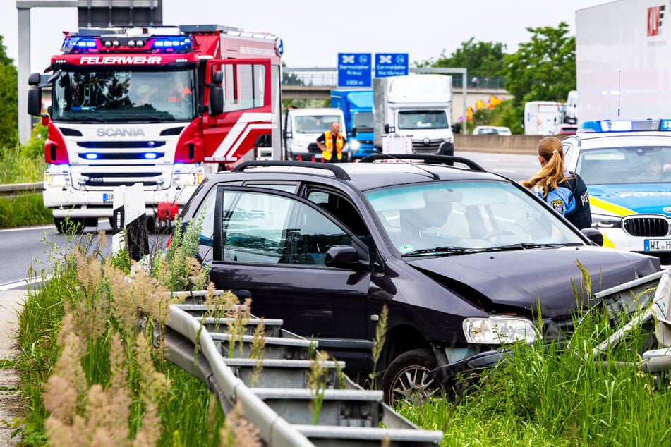 Bei einem Unfall auf der A5 sind zwei Menschen verletzt worden.
