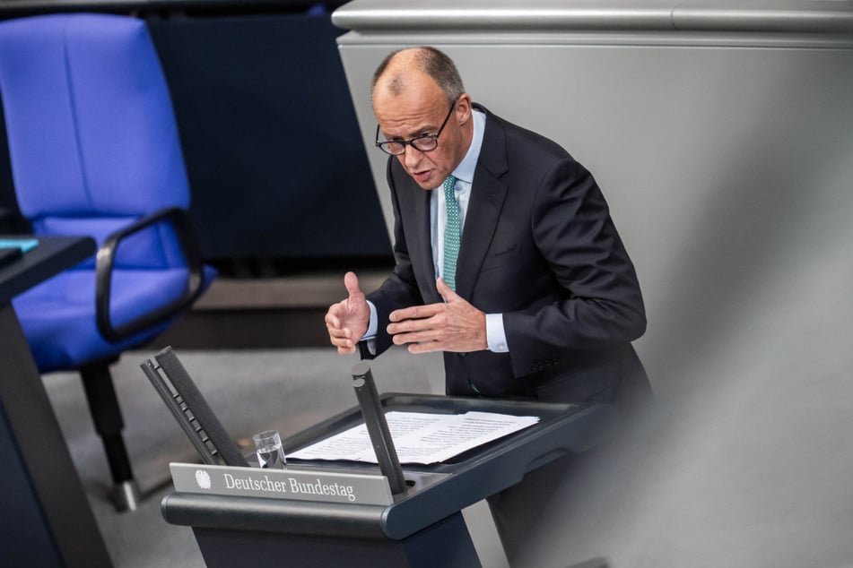 Bundeskanzler Friedrich Merz (70, CDU) hat die militärische Unterstützung der Ukraine für ihren Kampf gegen die russischen Angriffe verteidigt.