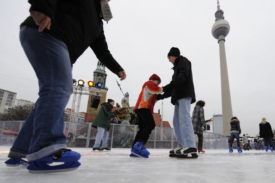 Lust auf Schlittschuhlaufen? Berlin bietet mit etlichen Eisbahnen genug Auswahl für den Winterspaß.
