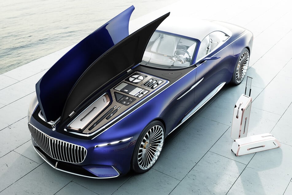 Im vorderen Gepäckraum des Vision Mercedes-Maybach 6 Cabriolet befindet sich ein exklusiv für das Fahrzeug angefertigtes zweiteiliges Kofferset. Darüber hinaus wurde ausreichend Platz für weitere Accessoires wie beispielsweise Picknick-Zubehör oder persönliche Gegenstände vorgesehen.