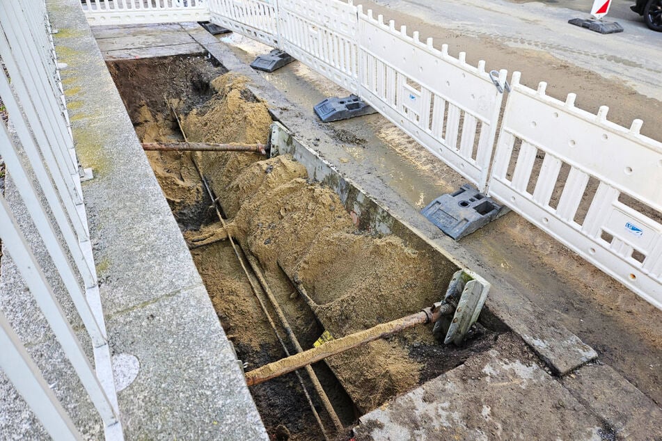 ... während die Wasserwerke den Schaden freilegten und behoben.