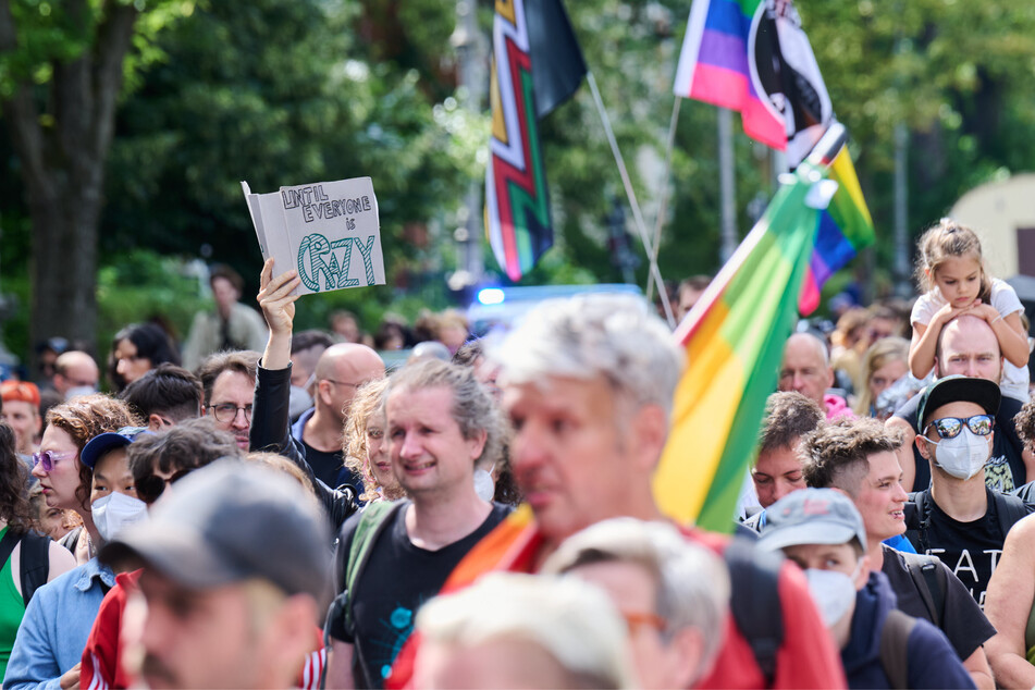 Pride Parade Berlin: Hunderte protestieren für Rechte von Menschen mit ...