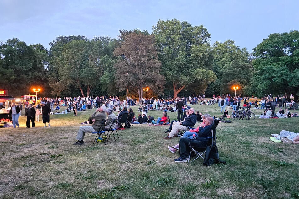 Die Fans vor den Toren konnten die internationalen Stars vielleicht nicht sehen, dafür aber hören.
