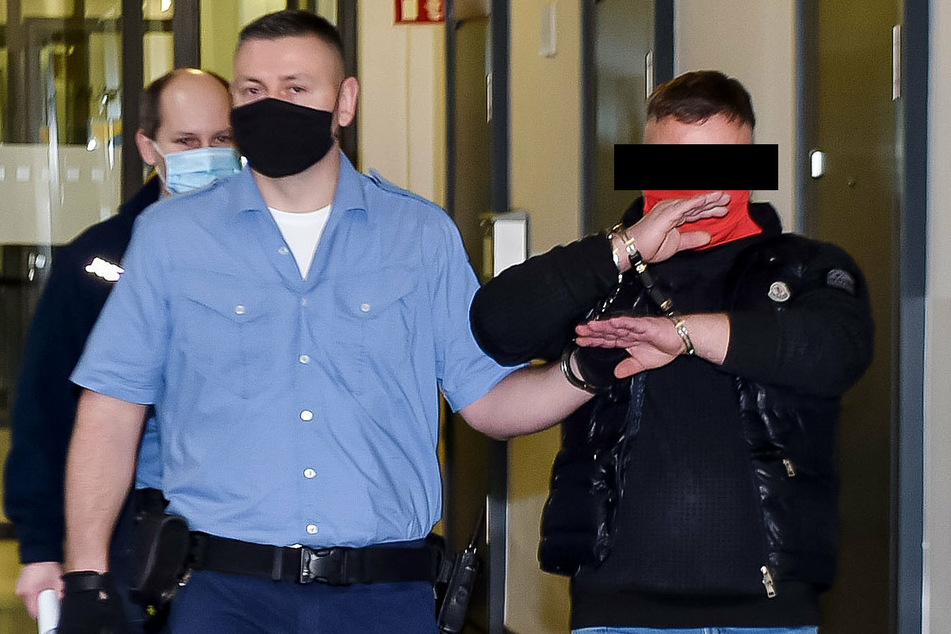 Udo R. (50), hier beim Prozessauftakt, muss sich am Landgericht Dresden wegen gefährlicher Körperverletzung verantworten.