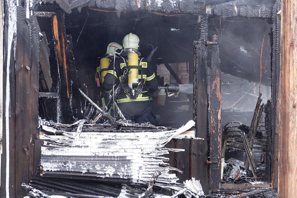 In Wilmsdorf bei Bannewitz brannte ein Carport ab. Die Feuerwehr verhinderte das Übergreifen der Flammen auf ein Wohngebäude.