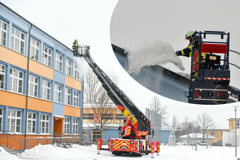 Mit der Drehleiter ging es für die Bautzner Feuerwehr hoch auf das Schuldach. In luftiger Höhe schippte diese dann den Schnee (r).