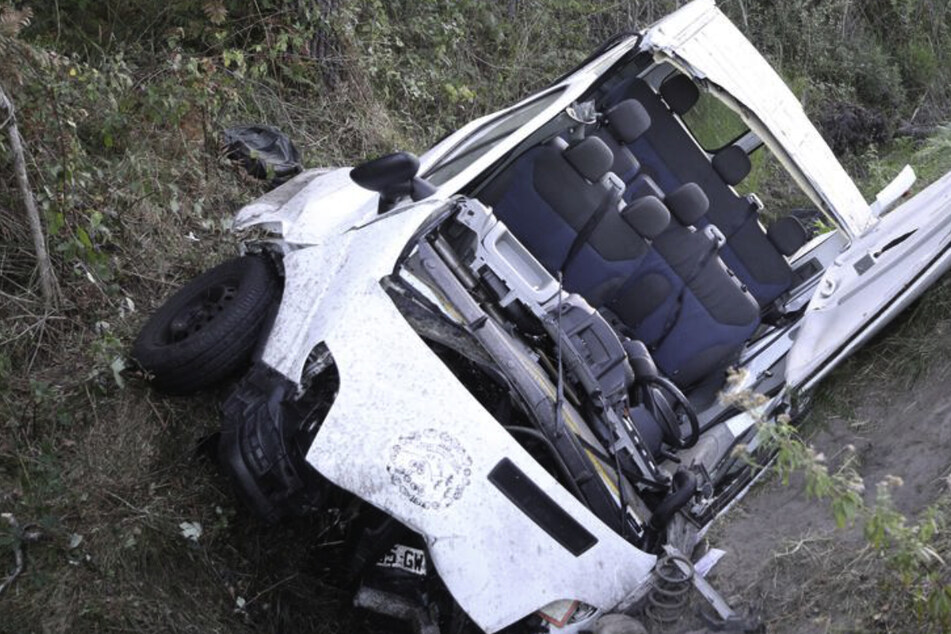 Schwerer Unfall mit Kleinbus: Ein Kind stirbt, sechs weitere verletzt!