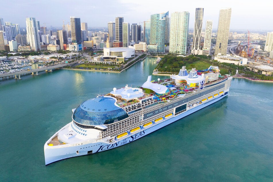Die Icon of the Seas ist 365 Meter lang. Im Hintergrund die Skyline von Miami.