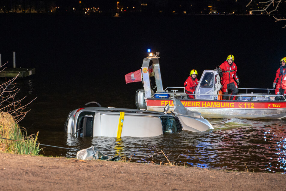 Auto rast in Hamburger Alster: Einsatzkräfte springen ins eiskalte Wasser